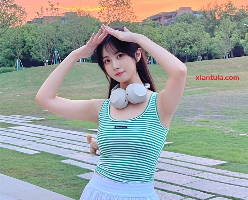 念雪ww图片全分享，蓝色睡袍纵享丝滑惹怜爱