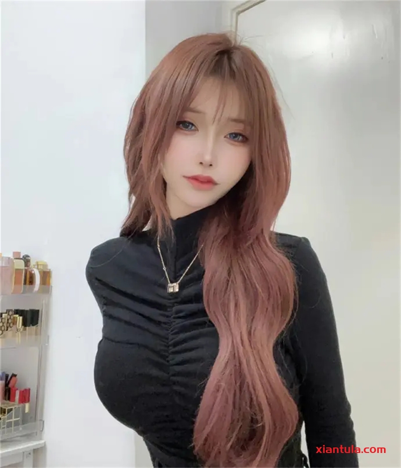 抱走莫子a：风格多变的胶衣与她的创作之旅（附图片赏析）